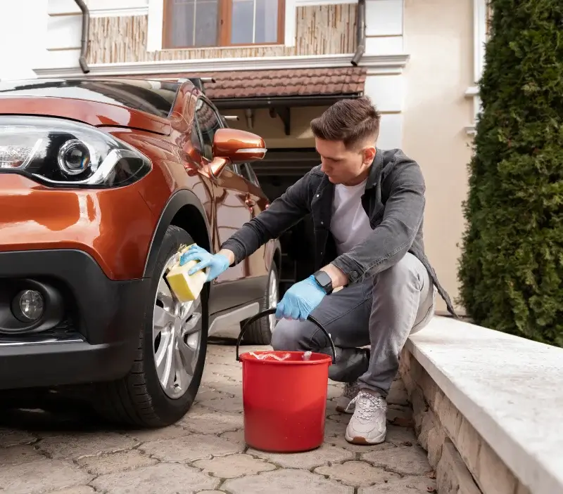 Lavage auto à domicile La Chapelle-Montbrandeix : professionnel intervenant sur un véhicule